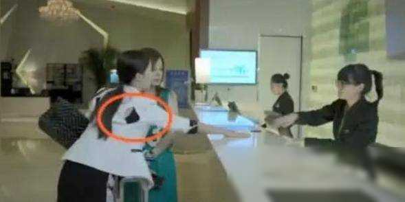 最无语的穿帮镜头:杨幂喝啤酒我忍了女演员上衣开线咱能走点心(图3)