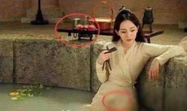 最无语的穿帮镜头:杨幂喝啤酒我忍了女演员上衣开线咱能走点心(图2)