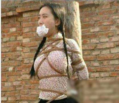 最无语的穿帮镜头:杨幂喝啤酒我忍了女演员上衣开线咱能走点心(图4)