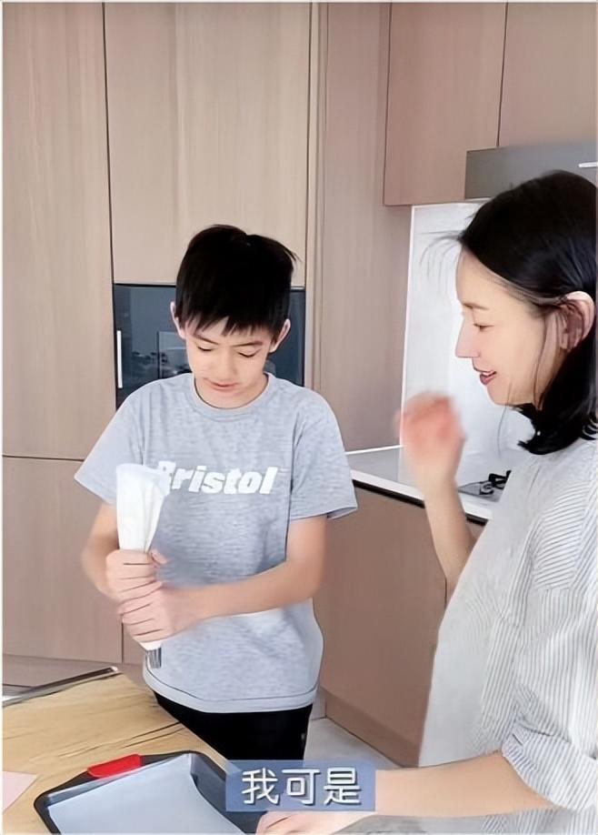 董洁与儿子制作甜品太温馨！13岁儿子颜值帅气像潘粤明身材挺拔(图1)