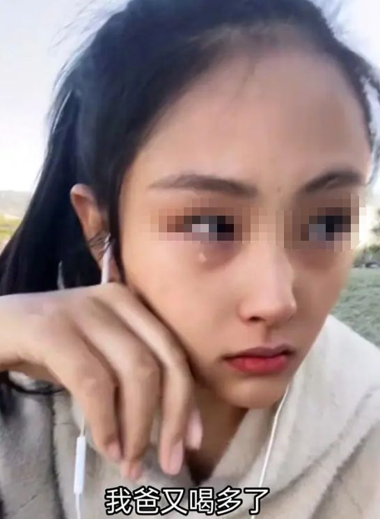 四川:老人醉倒在路边女儿来接崩溃了你啥时候才能让我省点心(图2)