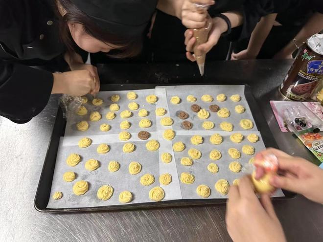 让快乐加倍！长沙高校“学生大厨”用手工点心换微笑(图1)