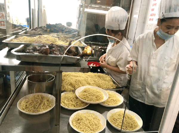 上海今夏的第一口冷面来了!这里排队十几米!冷面居然曾被禁售?原因→(图11)