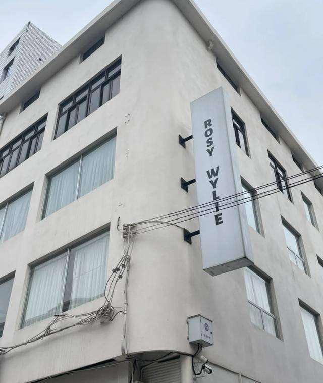 知名艺人赵露思开甜品店泡芙36一个牛奶16一杯不消费不能进(图1)