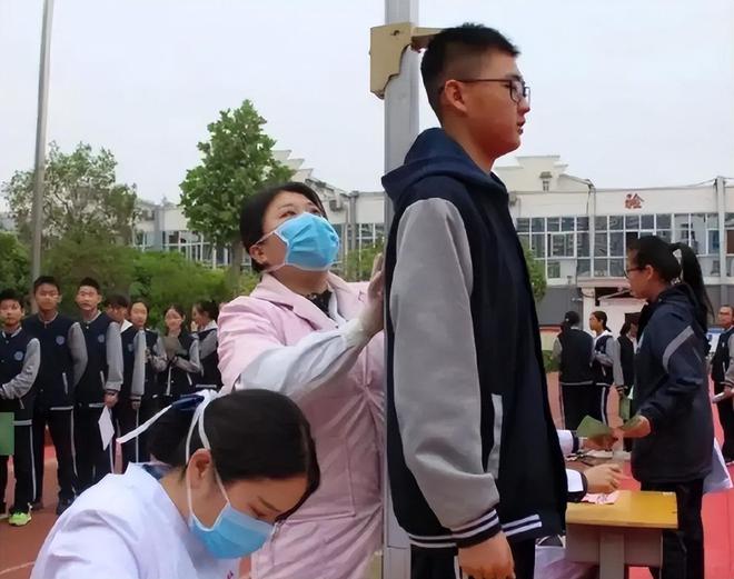 男生几岁开始“停止长个”？错过再想长高就晚了家长上点心吧！(图4)