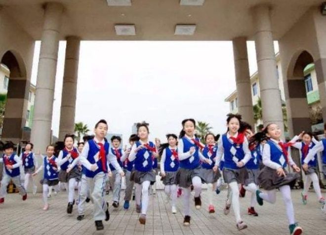 公立学校上点心多点机会就没私立学校什么事了所以别骂了(图5)