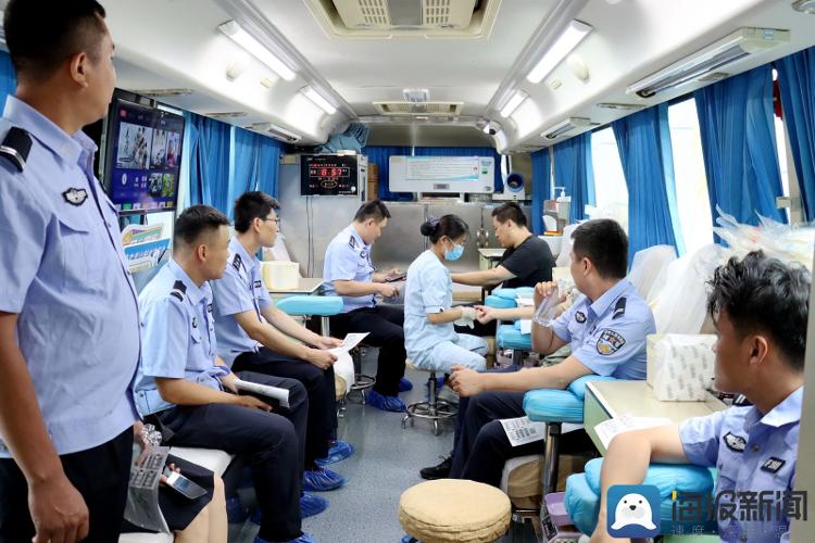 日照公安开展“青春向党行”无偿献血活动_大众网(图3)