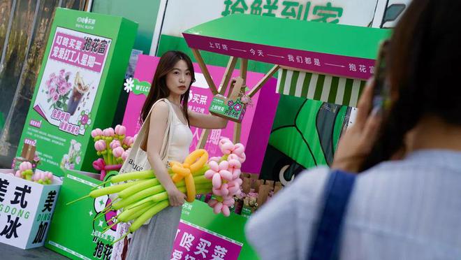 高温“出摊”送花送咖啡为辛勤工作的你送上关爱→(图3)
