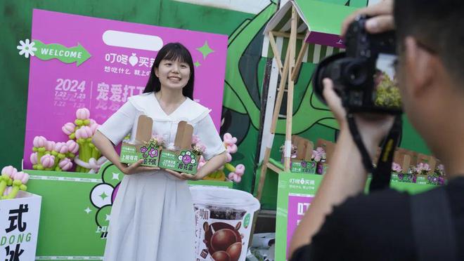 高温“出摊”送花送咖啡为辛勤工作的你送上关爱→(图4)