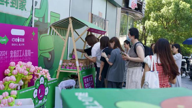 高温“出摊”送花送咖啡为辛勤工作的你送上关爱→(图2)