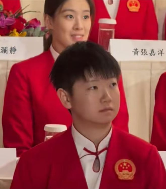 奥运冠军晚宴欢乐多！9菜1点心很丰盛大家共同举杯孙颖莎好奇(图5)
