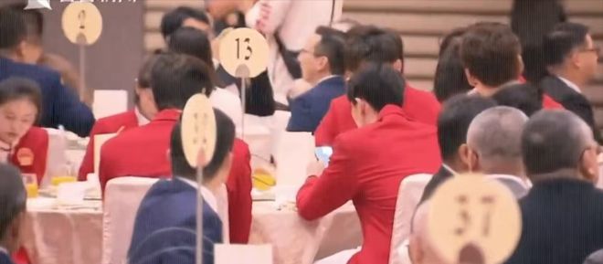 奥运冠军晚宴欢乐多！9菜1点心很丰盛大家共同举杯孙颖莎好奇(图2)