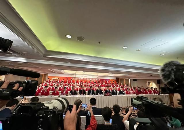奥运金牌团访港!潘展乐成香饽饽众人垫吧吃点心马龙太疲惫(图2)