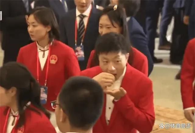 前亚洲首富酒店追星全红婵等三人排队握手马龙等饿了狂找点心(图2)