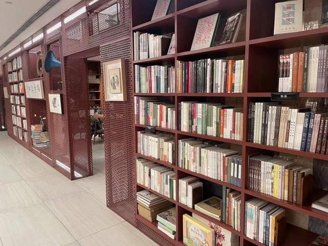 定制月饼、联名点心、引入潮牌……实体书店“花样经”不断的背后(图8)