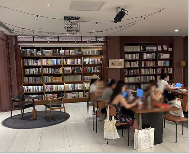 定制月饼、联名点心、引入潮牌……实体书店“花样经”不断的背后(图9)