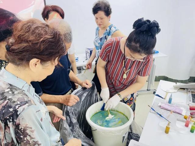 投壶、制漆扇、做点心……天目西路街道居民中秋欢聚共叙“邻里情”(图2)
