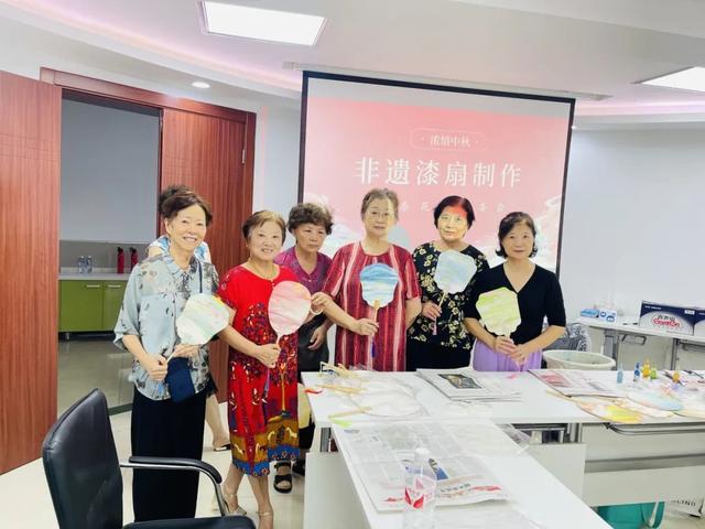 投壶、制漆扇、做点心……天目西路街道居民中秋欢聚共叙“邻里情”(图4)