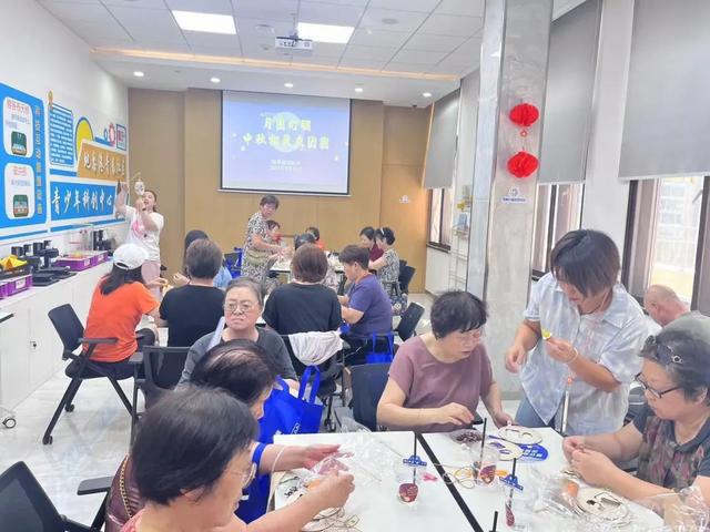 投壶、制漆扇、做点心……天目西路街道居民中秋欢聚共叙“邻里情”(图5)