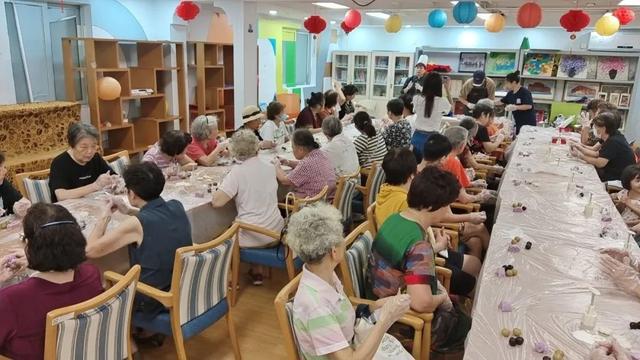 投壶、制漆扇、做点心……天目西路街道居民中秋欢聚共叙“邻里情”(图11)
