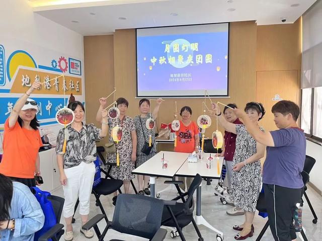 投壶、制漆扇、做点心……天目西路街道居民中秋欢聚共叙“邻里情”(图7)