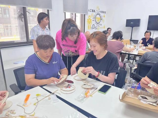 投壶、制漆扇、做点心……天目西路街道居民中秋欢聚共叙“邻里情”(图6)