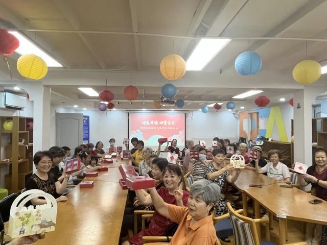 投壶、制漆扇、做点心……天目西路街道居民中秋欢聚共叙“邻里情”(图9)