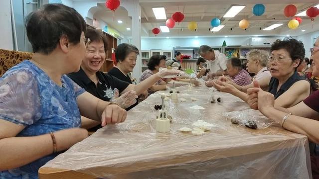 投壶、制漆扇、做点心……天目西路街道居民中秋欢聚共叙“邻里情”(图12)