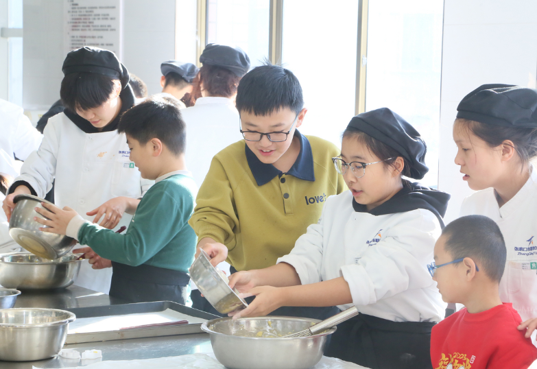 小记者体验点心制作感受劳动乐趣(图2)