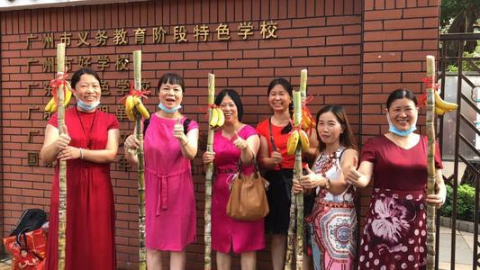 高考开始各地家长奇葩行为艺术频现挂香蕉和甘蔗啥说法呢？(图2)