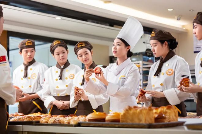 【烘焙甜品菁英班(8个月)】2025年西点专业介绍(图2)