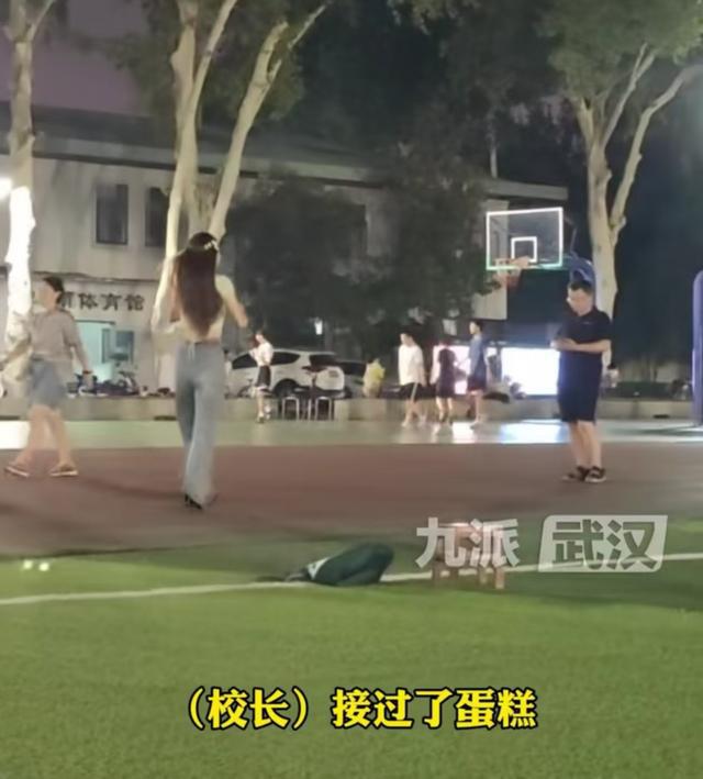几天白练了武大学生给散步的校长分生日蛋糕校长的反应引热议(图3)