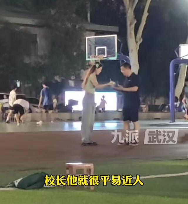 几天白练了武大学生给散步的校长分生日蛋糕校长的反应引热议(图4)