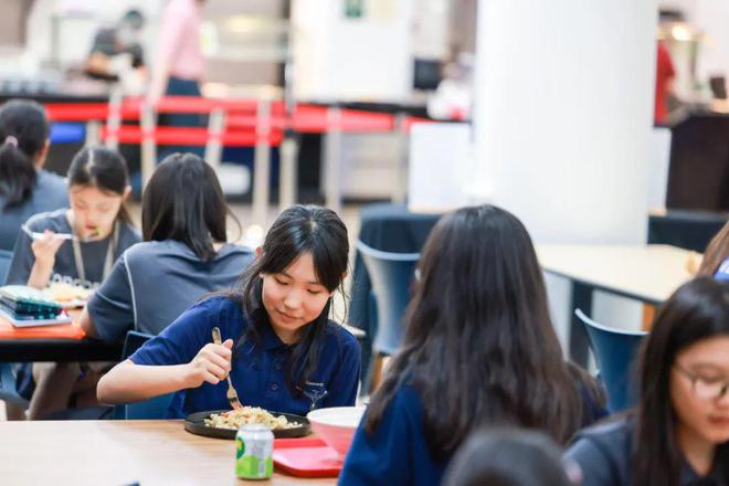 探秘9所沪上名校食堂自种蔬菜、自助取餐、多国美食…慕了！(图16)