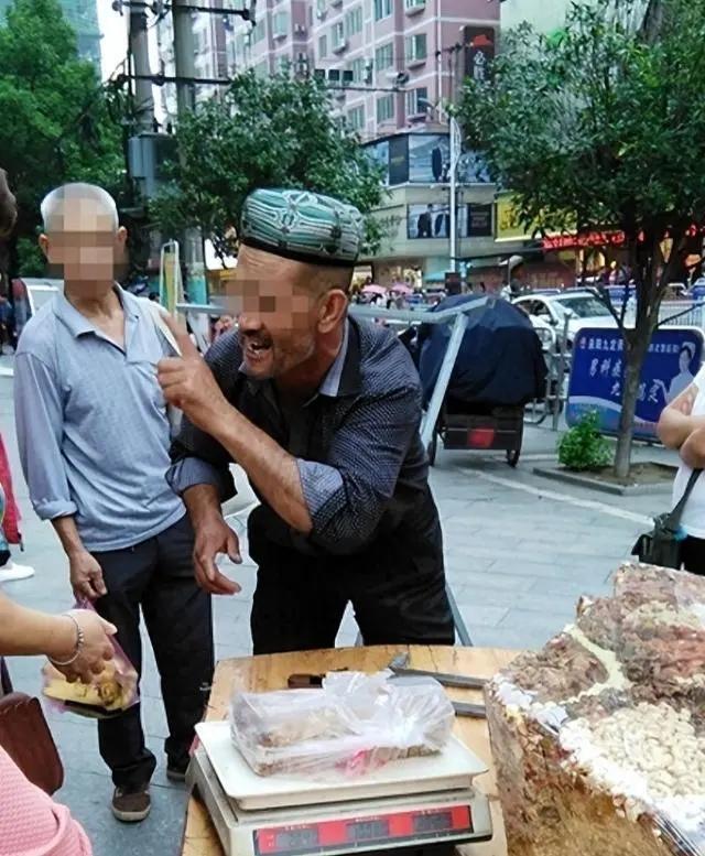 一刀下去“一套房”曾经风靡全国的新疆切糕为何在街头消失了(图5)