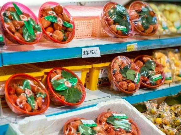 草莓大量上市价格回落不少(图2)
