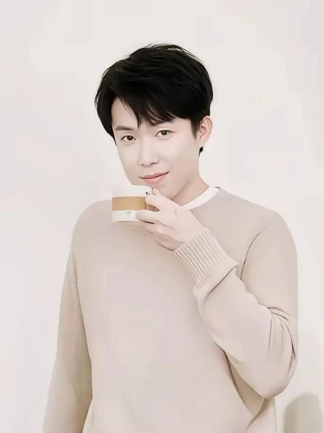 王楚钦和孙颖莎的家居生活一个喝着咖啡看着比赛一个吃着点心(图2)