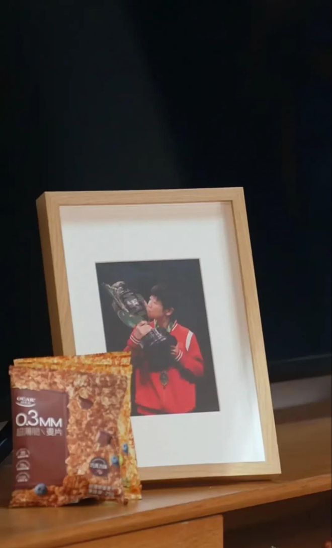 王楚钦和孙颖莎的家居生活一个喝着咖啡看着比赛一个吃着点心(图6)