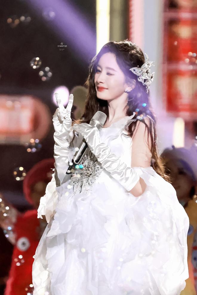 湖南跨年晚会杨幂带来《异想记》舞台好像香软的奶油小蛋糕(图5)
