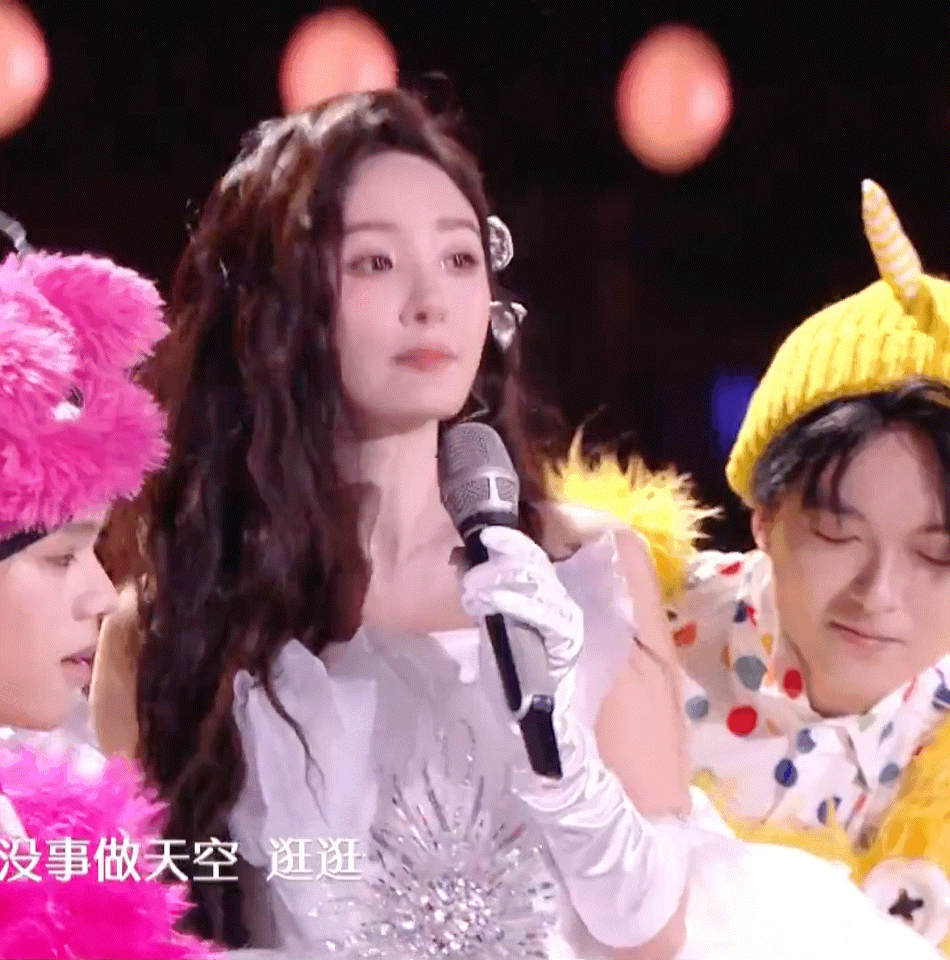 湖南跨年晚会杨幂带来《异想记》舞台好像香软的奶油小蛋糕(图3)