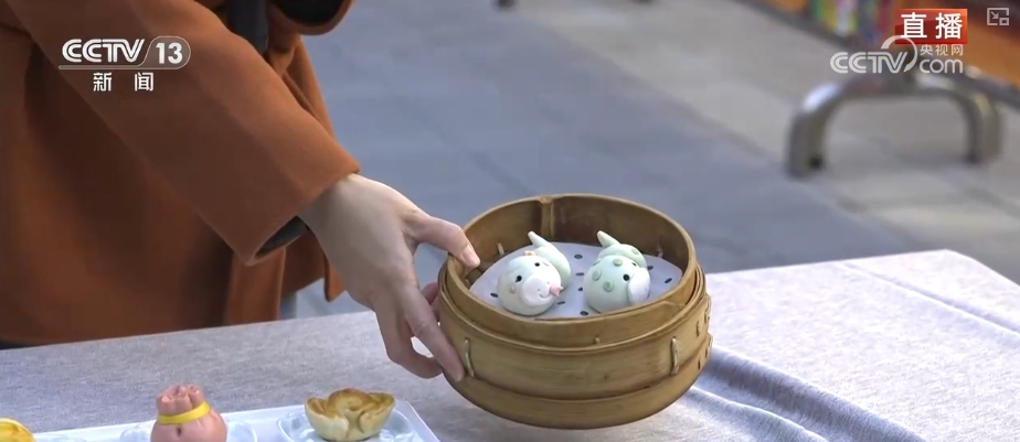抹茶绿、芝麻黑、蜜桃粉……年味有了“新配方”“蛇来运转”尝尝鲜(图8)