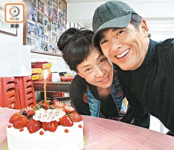 丧女的周润发：妻子抑郁了7年今生不再要孩子夫妻相濡以沫过普通生活(图11)