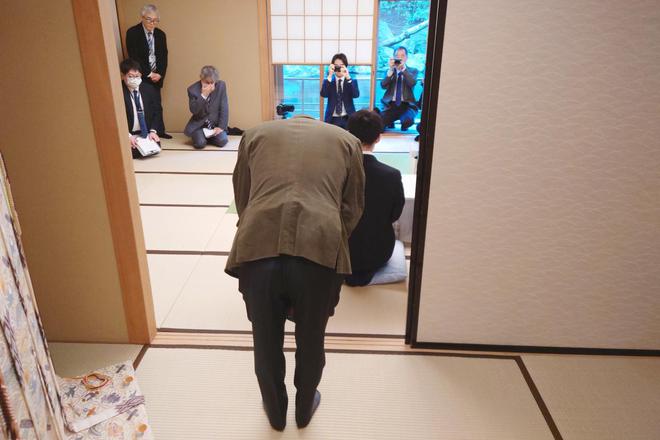 “本命之蛇”井山裕太完胜一力辽先声夺人礼仪浸润日本棋圣战(图5)