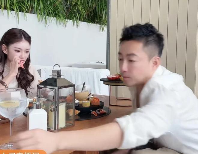 马筱梅公主造型海南狂炫海鲜和甜品汪小菲给她剥龙虾！(图3)