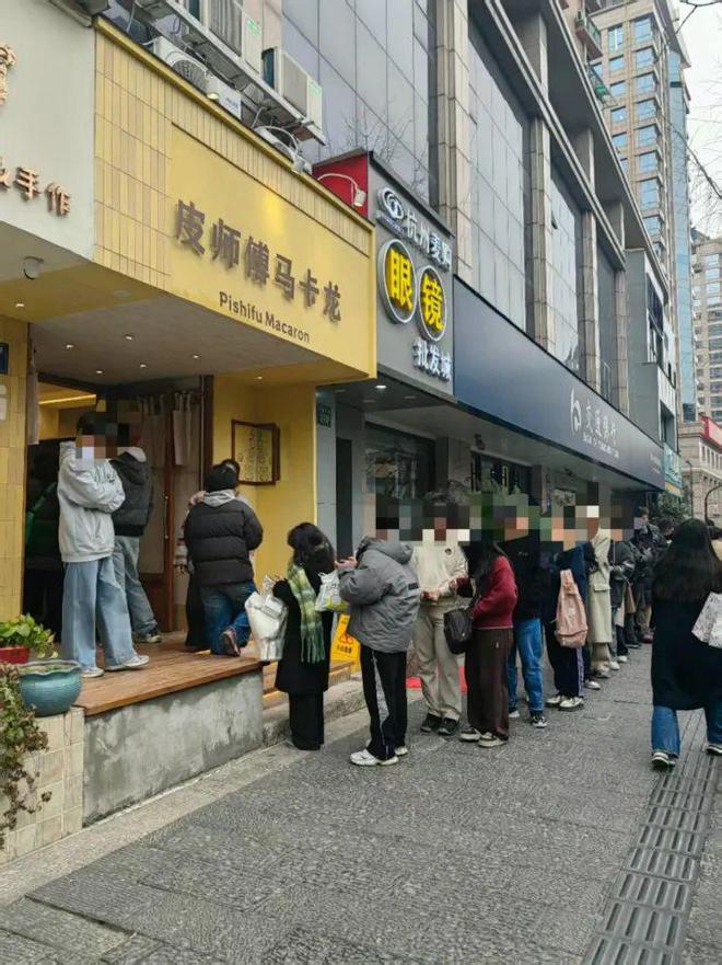 没开门就排队不到3小时售罄还有人从外地赶来！最近杭州这家店太火了(图2)