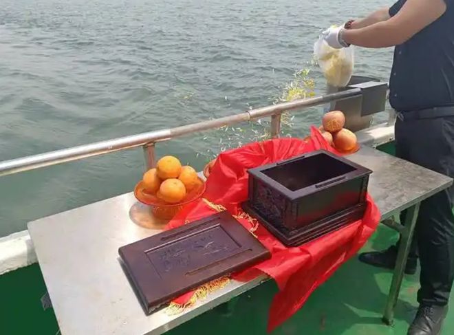 东莞周先生下班后夜钓江边发现三盘瓜果接下来的举动惊呆众人(图7)