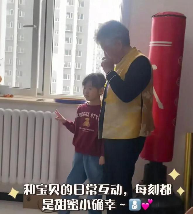 郭晓冬母亲去北京大儿子家郭晓峰晒团聚照小女儿长得像奶奶(图2)