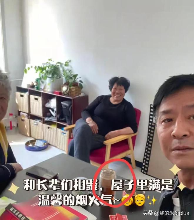 郭晓冬母亲去北京大儿子家郭晓峰晒团聚照小女儿长得像奶奶(图1)