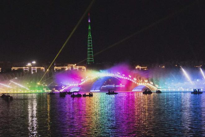 光影共舞蝶湖夜烟火漫卷秀街上(图2)