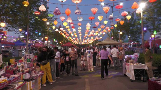 光影共舞蝶湖夜烟火漫卷秀街上(图6)